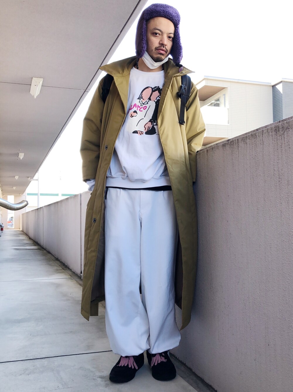 「cotton pan、リラックススタイル、フライトキャップ、whowhat、ワイドシルエット、ニッカポッカ、寅壱、ホワイトコーデ」｜「Johnbullのフリースボンバーハット（ハット、パープル系）」を使った、トヲルさん（メンズ・180cm）の冬コーディネートの1枚目の写真