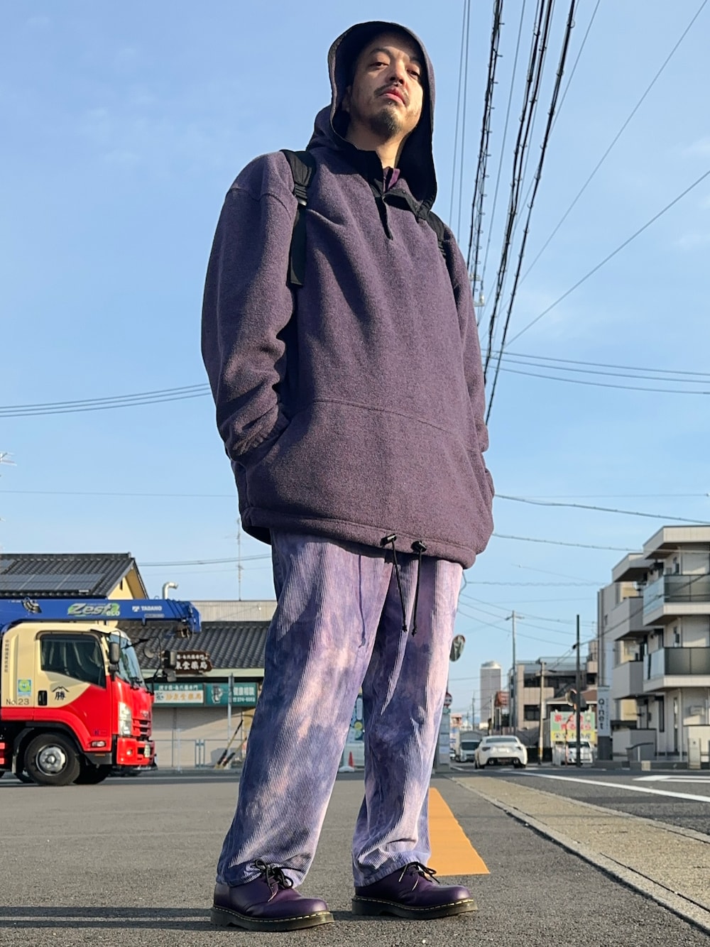 「春のおしゃ見えテクニック、メンズファッション、カジュアルコーデ、大人カジュアル、今日のコーデ、休日コーデ、ビッグシルエット、リラックススタイル、タイダイ柄」｜「古着のアイテム（その他アウター、パープル系）」を使った、トヲルさん（メンズ・180cm）の春コーディネートの1枚目の写真