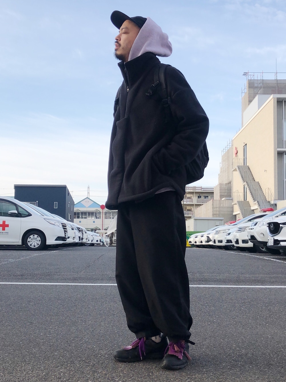 「カジュアルコーデ、大人コーデ、春コーデ、春アウター、IS-NESS、ビッグシルエット、オーバーサイズ、ストリート」｜「JOURNAL STANDARDの【DAIWA PIER39/ダイワ ピア39】GORE-TEX INFINIUM Tech Jungle hat＃（キャップ、ブラック系）」を使った、トヲルさん（メンズ・180cm）の春コーディネートの1枚目の写真