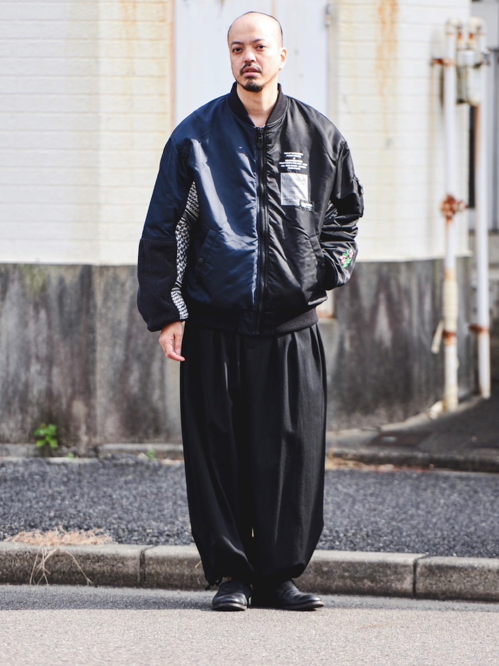 「yohji yamamoto pour homme、NEIGHBORHOOD、Yohji Yamamoto pour HOMME X NEIGHBORHOOD、コラボアイテム、ダブルネーム、真冬のあったかスタイル、大人コーデ、大人カジュアル、シンプル、春」｜「Yohji Yamamoto POUR HOMMEのアイテム（MA-1、ブラック系）」を使った、トヲルさん（メンズ・180cm）の冬コーディネートの1枚目の写真