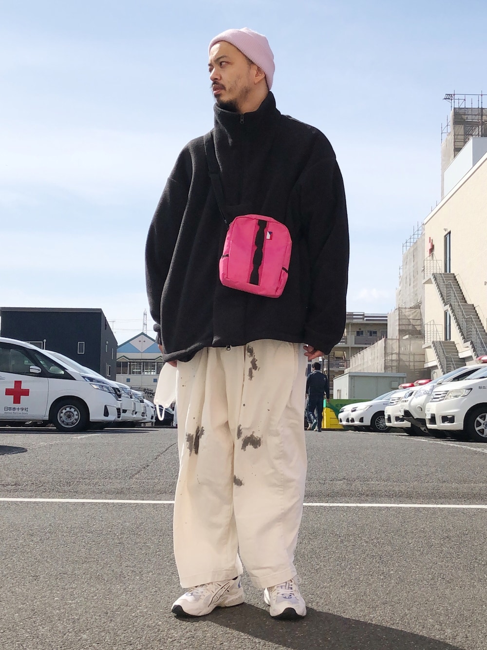 「春服、春コーデ、春アウター、IS-NESS、my beautiful landlet、ペインターパンツ、大人カジュアル、ビックシルエット」｜「Blue Standard の【BLUE STANDARD】クラカーボ２ＷＡＹワッチ　静電気抑制素材　長めにも浅くも被る事も可能（ニットキャップ/ビーニー、パープル系）」を使った、トヲルさん（メンズ・180cm）の春コーディネートの1枚目の写真