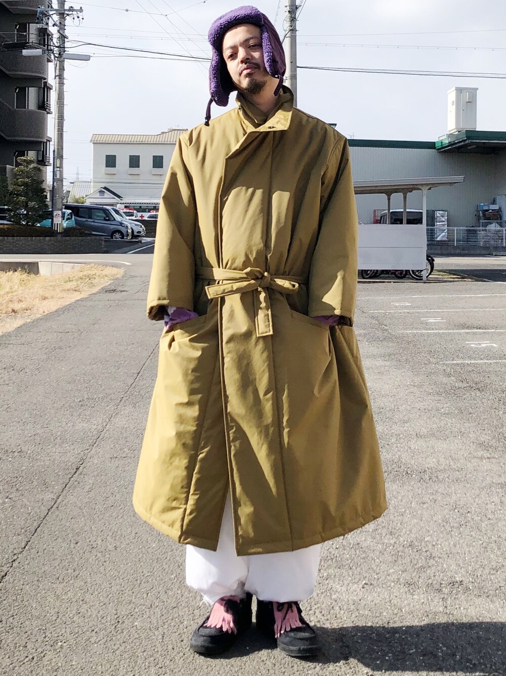 「休日スタイル、ビックシルエット、ワイドシルエット、寅壱、フライトキャップ、VANS、ダウンコート、ガウンコート、whowhat、ゆるコーデ、冬コーデ」｜「Johnbullのフリースボンバーハット（ハット、パープル系）」を使った、トヲルさん（メンズ・180cm）の冬コーディネートの1枚目の写真