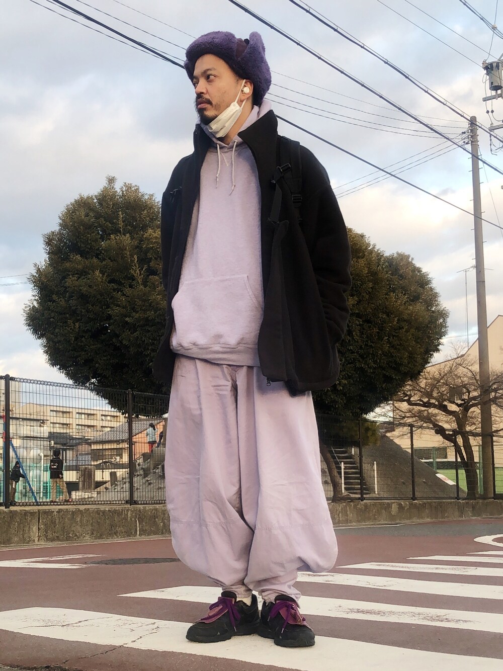 「お洒落さんとつながりたい、休日スタイル、冬のコーデ、IS-NESS、レイヤードスタイル、フライトキャップ、ストリートMIX、きれいめカジュアル、シップス、ニッカポッカ」｜「Johnbullのフリースボンバーハット（ハット、パープル系）」を使った、トヲルさん（メンズ・180cm）の冬コーディネートの1枚目の写真