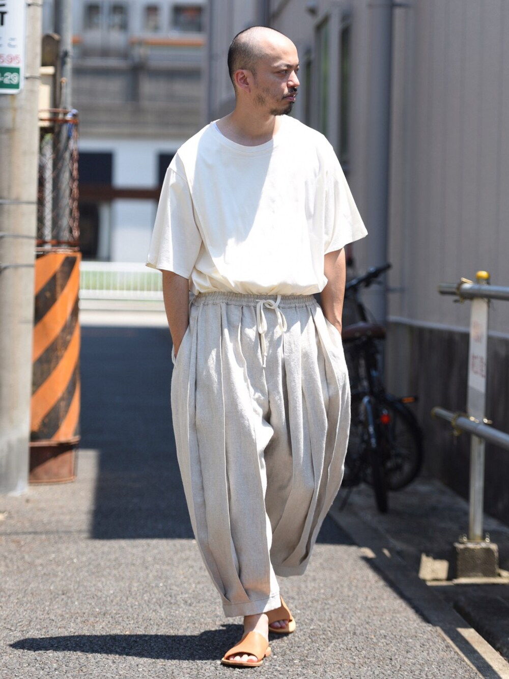 「リネンパンツ、リネン、夏コーデ、タックイン、袴パンツ、BISHOOL、NEPHOLOGIST、変形トップス、きれいめカジュアル、アースカラー」｜「NEPHOLOGISTのアイテム（トップス、ホワイト系）」を使った、トヲルさん（メンズ・180cm）の夏コーディネートの1枚目の写真