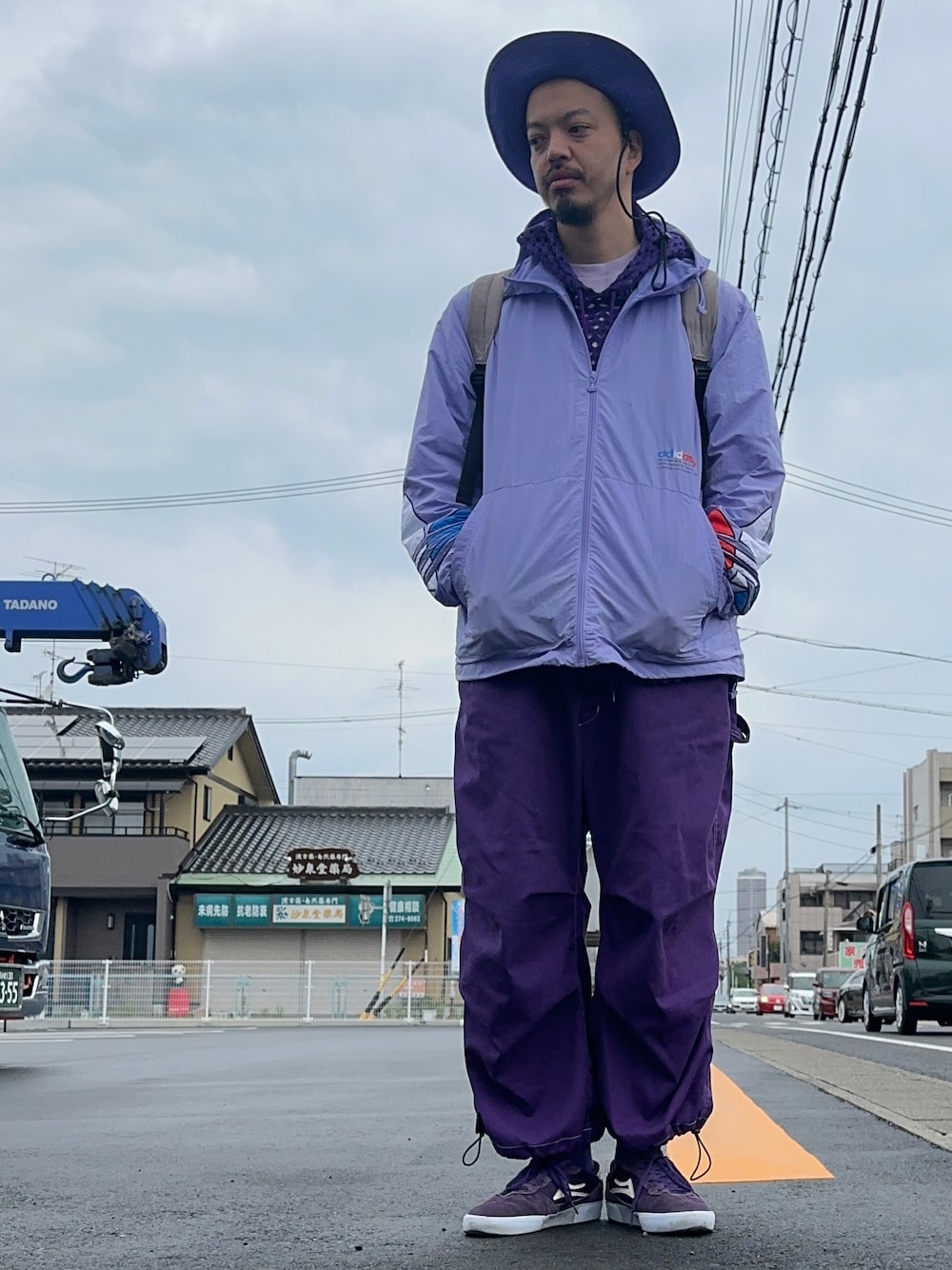 「お出かけコーデ日記、メンズコーデ、シンプルスタイル、休日コーデ、夏コーデ、ワイドパンツ、カジュアルコーデ、春コーデ、服好きな人と繋がりたい」｜「A.M.S.のHIDETRADING PRODUCT / 撥水 ポリエステル アドベンチャーハット / サファリハット / つば広 / UVカット（ハット、パープル系）」を使った、トヲルさん（メンズ・180cm）の春コーディネートの1枚目の写真