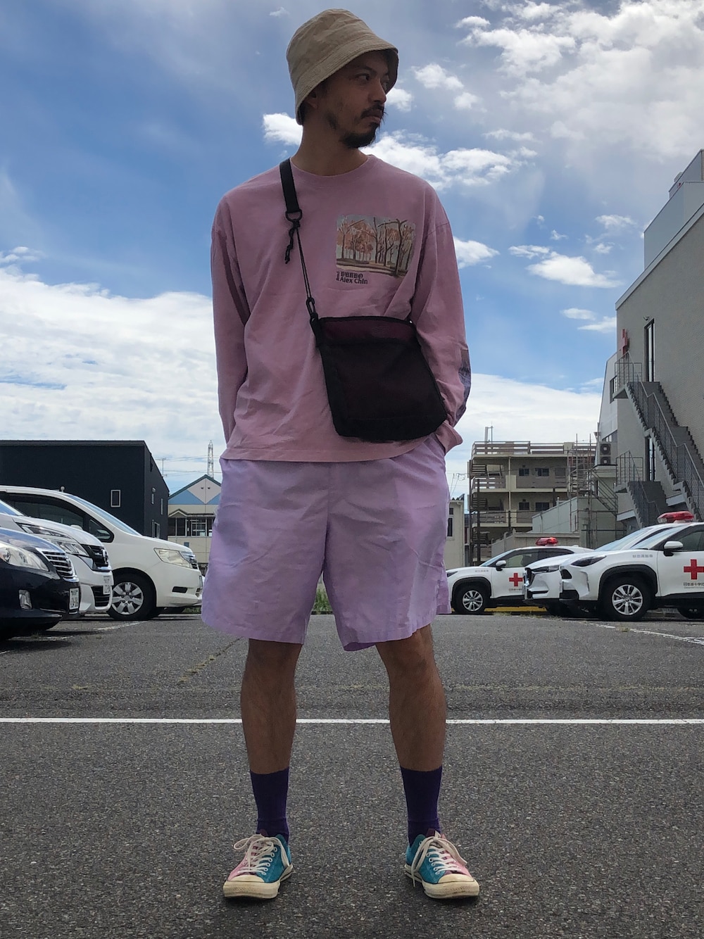 「秋のコーデ、大人カジュアル、Steven Alan、スニーカーコーデ、バイカラー、ストリート、紫コーデ、パープルコーデ」｜「Nine Tailorの【Nine Tailor】  Moringa Hat（ハット、グリーン系）」を使った、トヲルさん（メンズ・180cm）の秋コーディネートの1枚目の写真