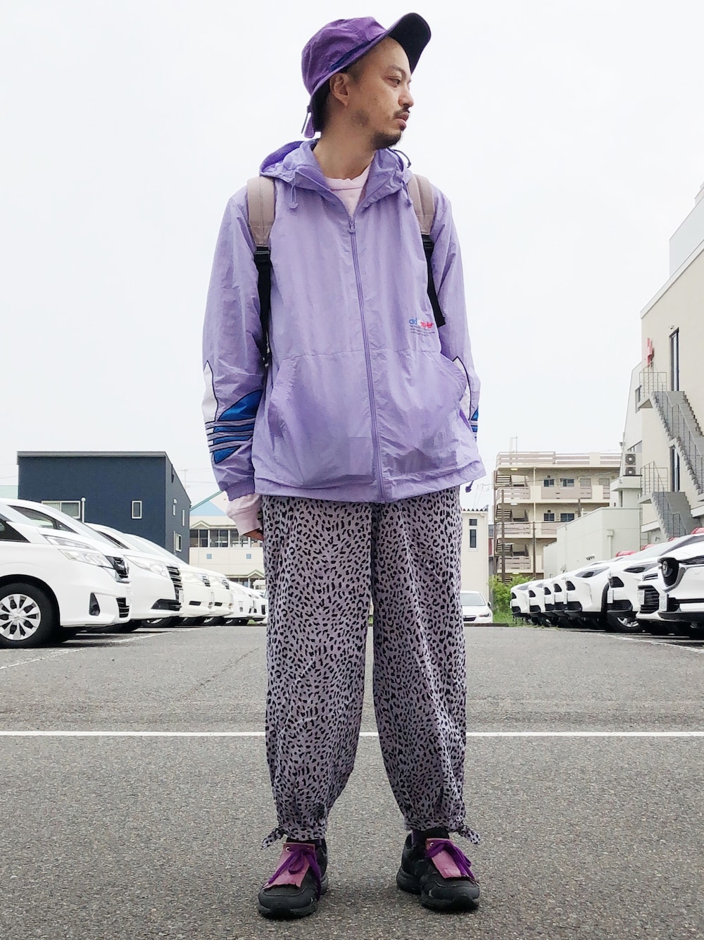 「春コーデ、大人カジュアル、ラフ、レオパード、レオパード柄、淡色コーデ、ビッグシルエット」｜「A.M.S.のHIDETRADING PRODUCT / 撥水 ポリエステル アドベンチャーハット / サファリハット / つば広 / UVカット（ハット、パープル系）」を使った、トヲルさん（メンズ・180cm）の春コーディネートの1枚目の写真