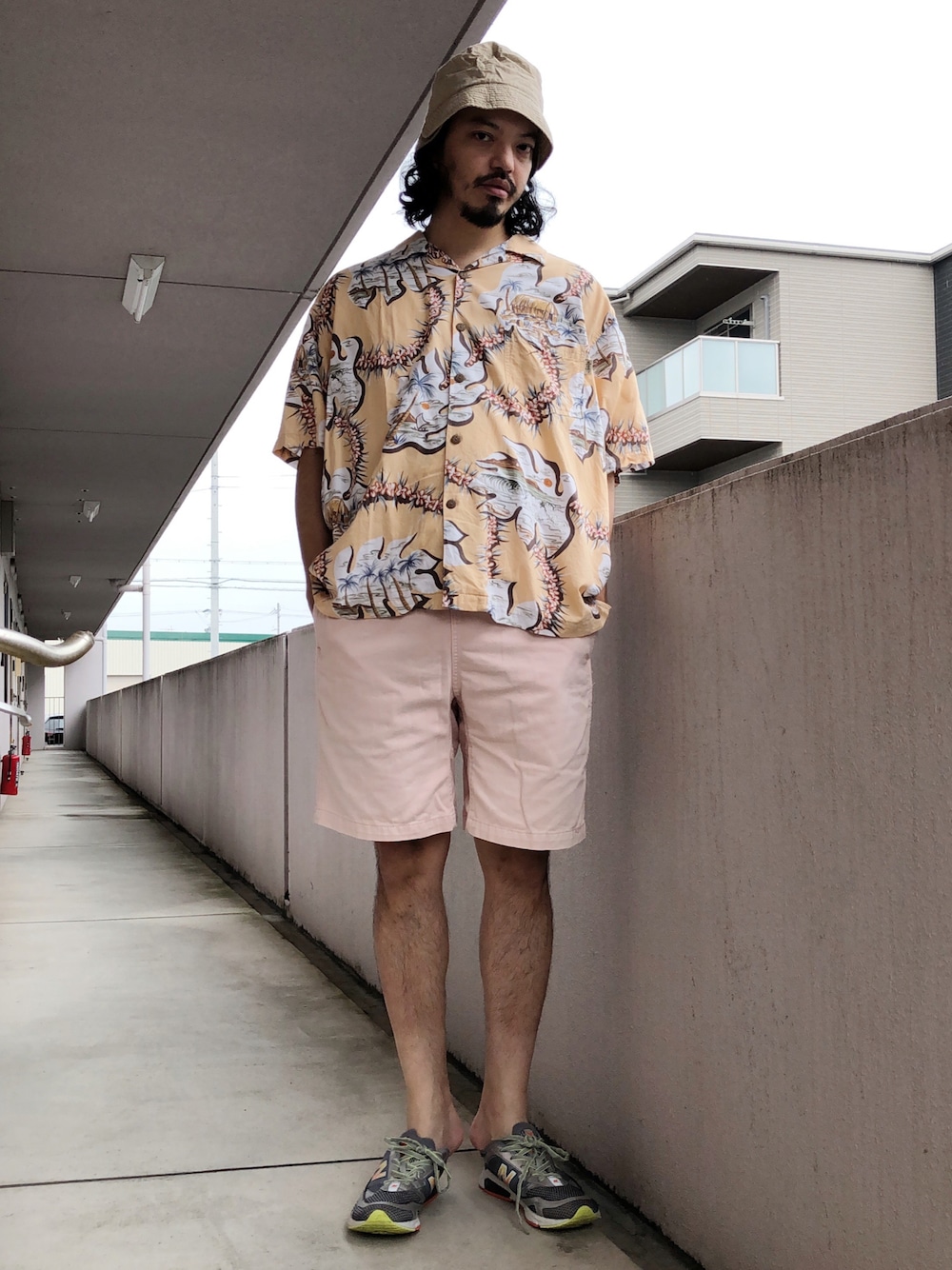 「夏の和物語、夏コーデ、アロハシャツ、柄シャツ、オーバーサイズ、大人コーデ、フェススタイル、スニーカーコーデ、GRAMICCI、New Balance」｜「Nine Tailorの【Nine Tailor】  Moringa Hat（ハット、グリーン系）」を使った、トヲルさん（メンズ・180cm）の夏コーディネートの1枚目の写真