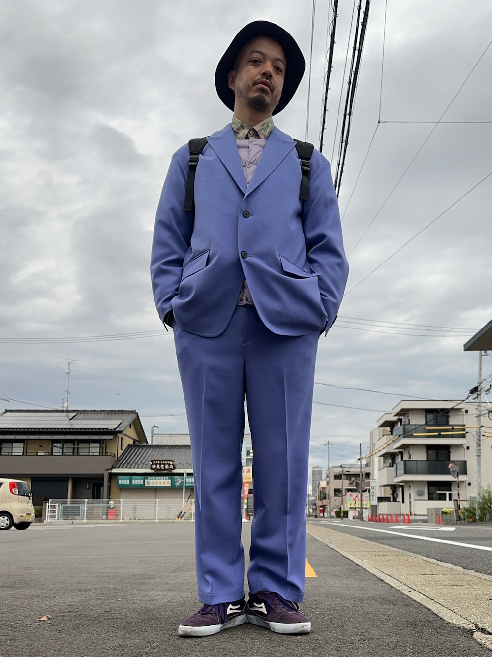 「ファッションを楽しもう、オトナカジュアル、休日スタイル、セットアップ、スニーカーコーデ、ワントーンコーデ、オールパープル、ゆるコーデ、UNITED TOKYO」｜「FRUIT OF THE LOOMのFRUIT OF THE LOOM　BUCKET HAT TWILL PIGMENT（ハット、パープル系）」を使った、トヲルさん（メンズ・180cm）の秋コーディネートの1枚目の写真