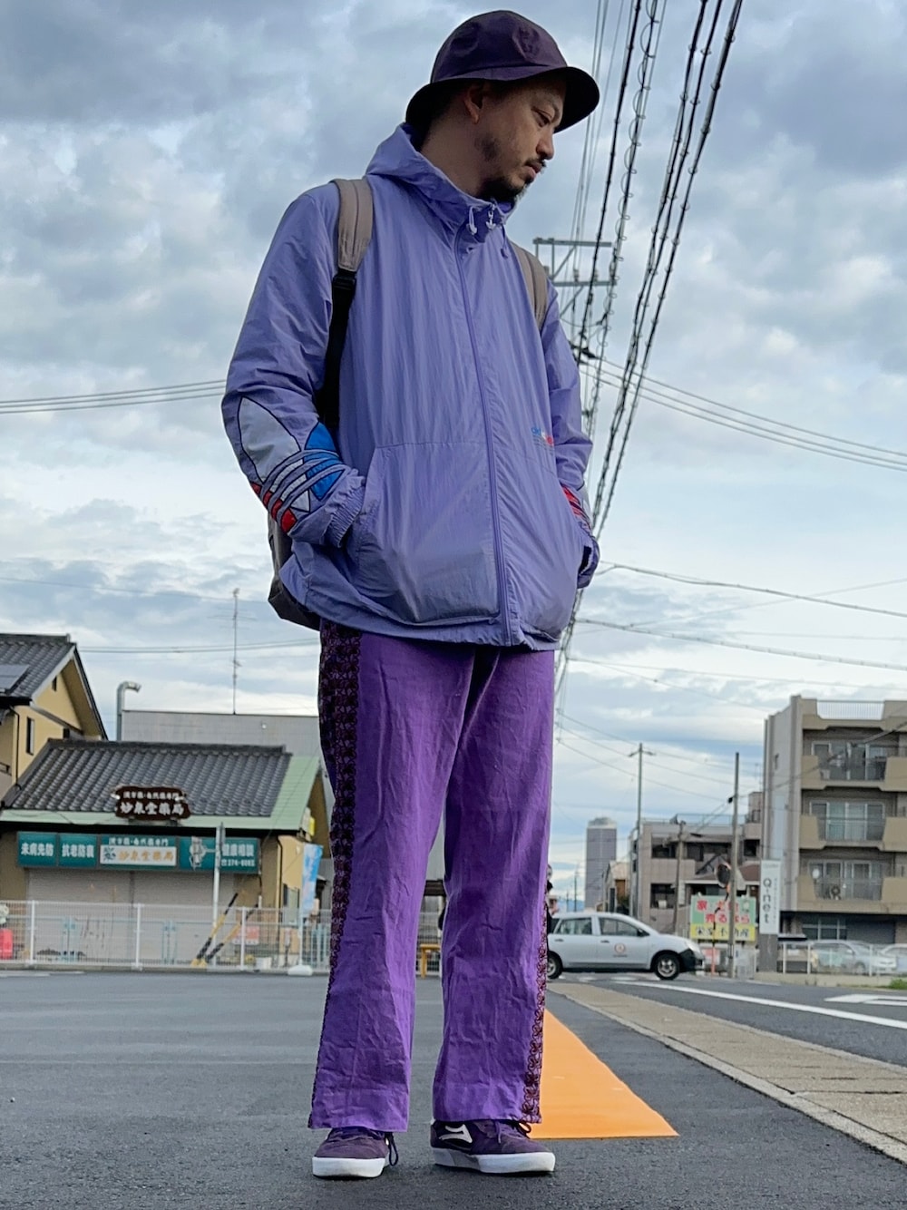 「春コーデ、シンプルコーデ、お洒落さんとつながりたい、ゆるコーデ、休日スタイル、大人カジュアル、スポーツミックス、adidas originals、古着MIX、トラックパンツ」｜「BEAMSのBEAMS / ブリザテック マウンテン ハット（ハット、パープル系）」を使った、トヲルさん（メンズ・180cm）の春コーディネートの1枚目の写真