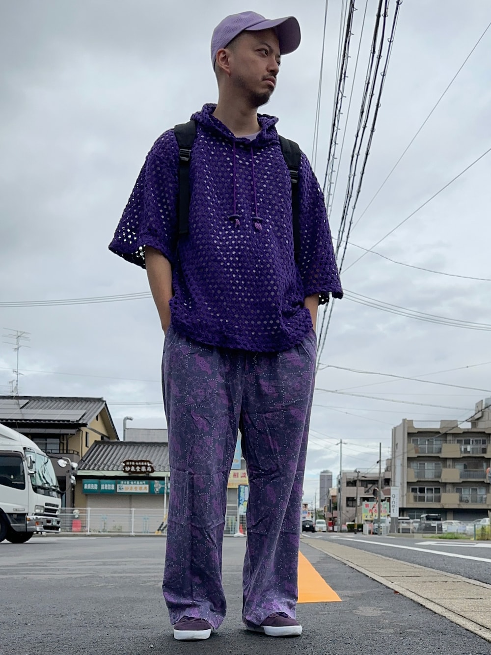 「あみあみトップス、オールパープル、ワントーンコーデ、紫コーデ、maisonspecial、柄パンツ、このスタイルがお気に入り、休日コーデ、カジュアルコーデ、夏コーデ」｜「KANGOLのキャップ（キャップ、パープル系）」を使った、トヲルさん（メンズ・180cm）の夏コーディネートの1枚目の写真