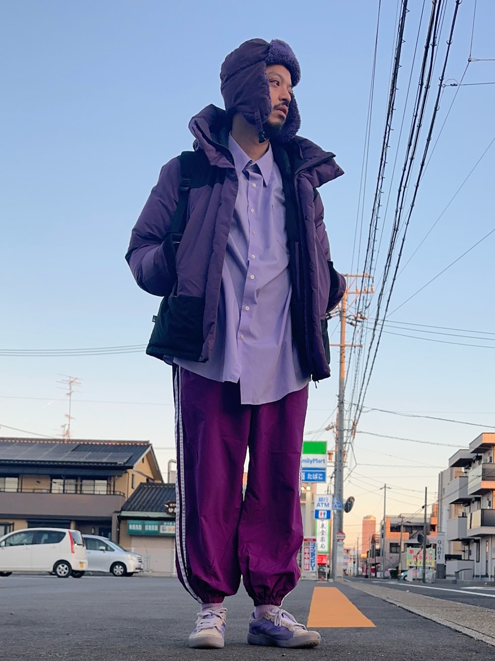 「淡色コーデ、お洒落さんとつながりたい、アウター、休日コーデ、プチプラ、スポーツミックス、ゆるコーデ、冬コーデ、ダウンジャケット、オールパープル」｜「Johnbullのフリースボンバーハット（ハット、パープル系）」を使った、トヲルさん（メンズ・180cm）の冬コーディネートの1枚目の写真