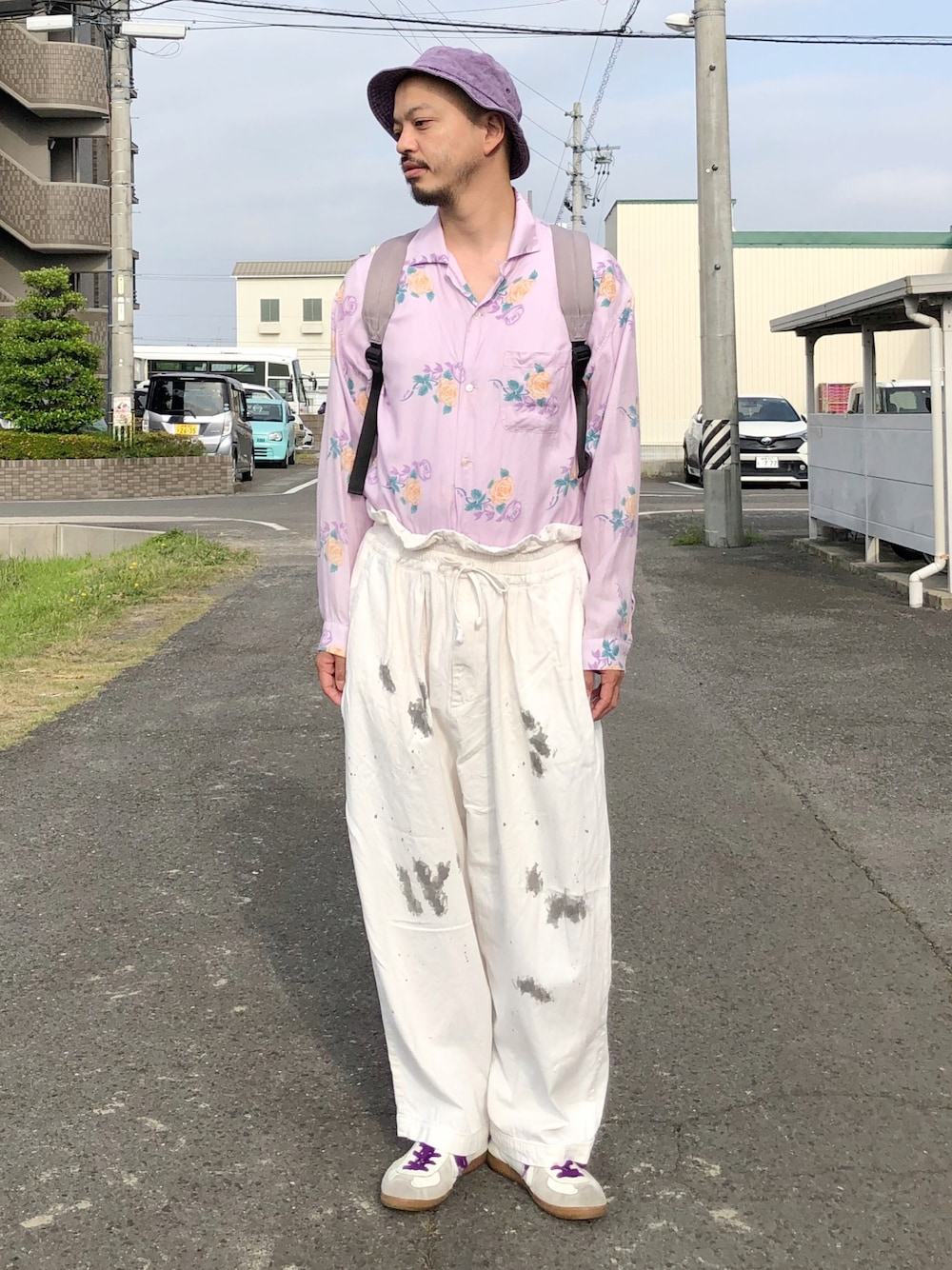 「F-LAGSTUF-F、flagstuff、my beautiful landlet、ペインターパンツ、花柄シャツ、オーバーサイズ、夏コーデ、リラックススタイル、キレイめ」｜「HealthknitのHealthknit Product/撥水ナイロン１１ポケットリュック HKB-1156（バックパック/リュック、パープル系）」を使った、トヲルさん（メンズ・180cm）の夏コーディネートの1枚目の写真