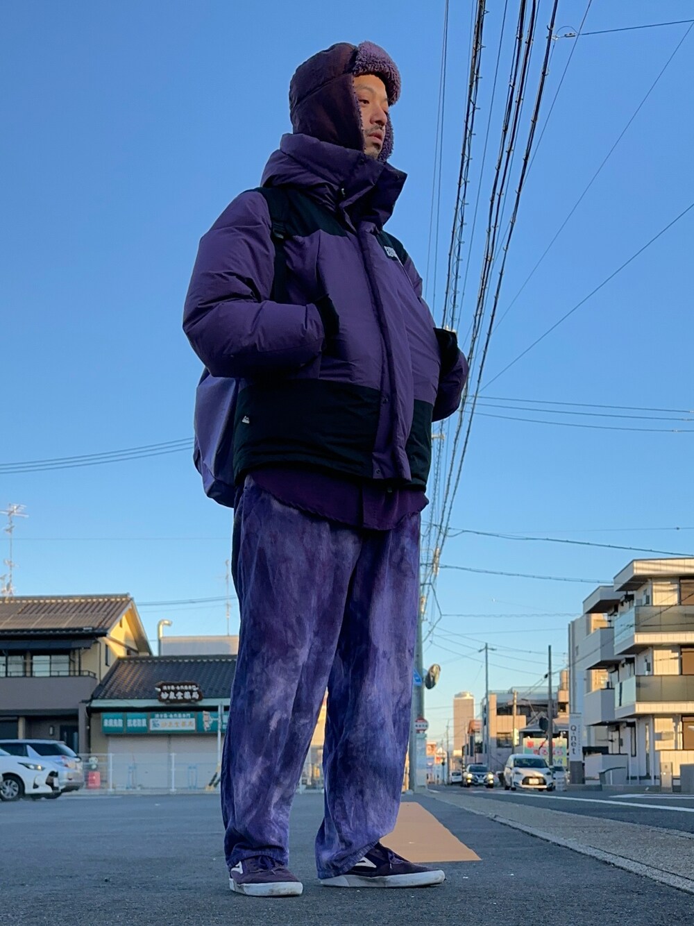 「冬コーデ、冬アウター、お出かけコーデ、休日スタイル、ワイドパンツ、オールパープル、スニーカー、古着MIX」｜「Johnbullのフリースボンバーハット（ハット、パープル系）」を使った、トヲルさん（メンズ・180cm）の冬コーディネートの1枚目の写真