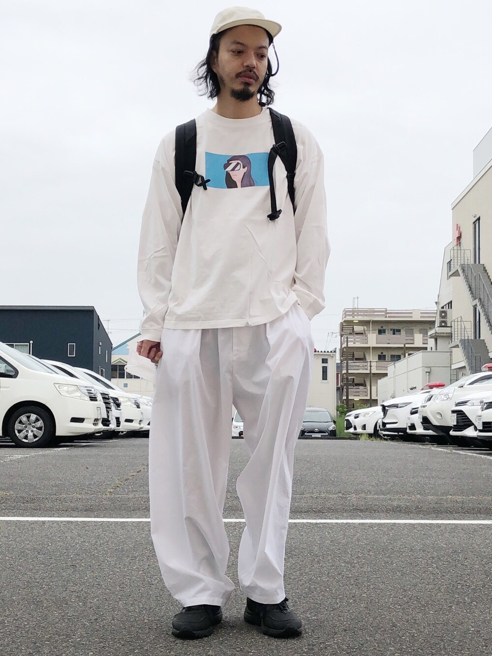 「オールホワイト、ゆるコーデ、秋服、秋トレンド2021、ホワイトコーデ、ワイドパンツ、ワイドシルエット、VR、Dunno」｜「JOURNAL STANDARDの【DAIWA PIER39/ダイワ ピア39】GORE-TEX INFINIUM Tech Jungle hat＃（キャップ、ホワイト系）」を使った、トヲルさん（メンズ・180cm）の秋コーディネートの1枚目の写真