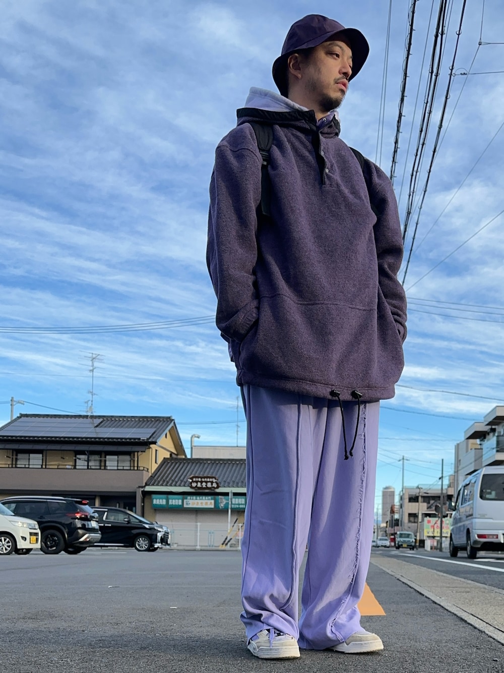 「春コーデ、メンズコーデ、スニーカー、オトナカジュアル、オーバーサイズ、オールパープル、古着MIX、ワイドデニム」｜「BEAMSのBEAMS / ブリザテック マウンテン ハット（ハット、パープル系）」を使った、トヲルさん（メンズ・180cm）の冬コーディネートの1枚目の写真