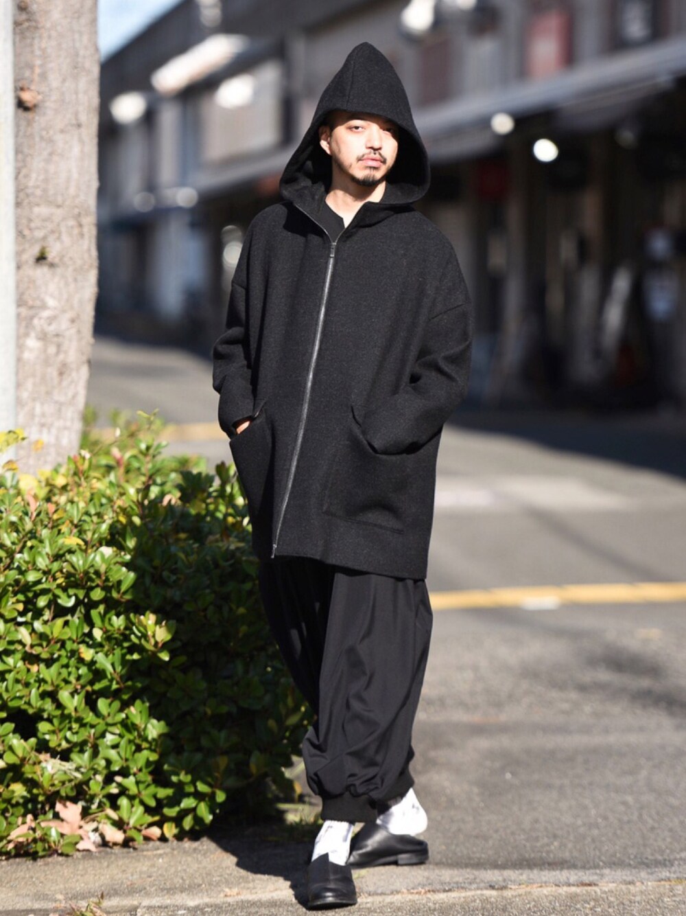 「オトナカジュアル、きれいめカジュアル、シンプル、シンプルコーデ、スボーツミックス、オールブラック、フードパーカー、BISHOOL、ワイドパンツ、春アウター」｜「BISHOOLのアイテム（ジャケット/アウター、ブラック系）」を使った、トヲルさん（メンズ・180cm）の冬コーディネートの1枚目の写真