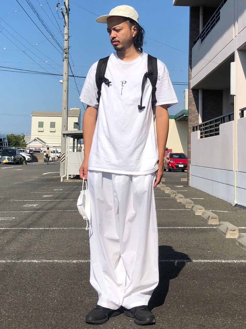 「オールホワイト、秋のコーデ、おしゃれさんと繋がりたい、Tシャツ、白スニーカー、ストリートコーデ、ビッグシルエット、my beautiful landlet、UA、ストリート」｜「JOURNAL STANDARDの【DAIWA PIER39/ダイワ ピア39】GORE-TEX INFINIUM Tech Jungle hat＃（キャップ、ホワイト系）」を使った、トヲルさん（メンズ・180cm）の夏コーディネートの1枚目の写真