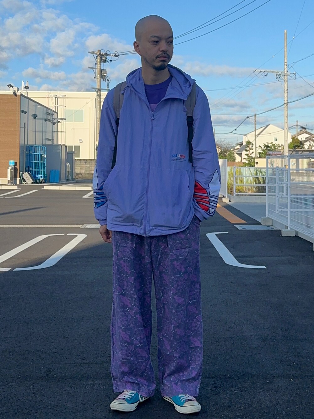 「秋コーデ、カジュアル、きれいめカジュアル、おしゃれさんと繋がりたい、#秋コーデ、オトナカジュアル」｜「adidasのアディカラー トリコロール ウインドブレーカー / アディダスオリジナルス（ナイロンジャケット、パープル系）」を使った、トヲルさん（メンズ・180cm）の秋コーディネートの1枚目の写真