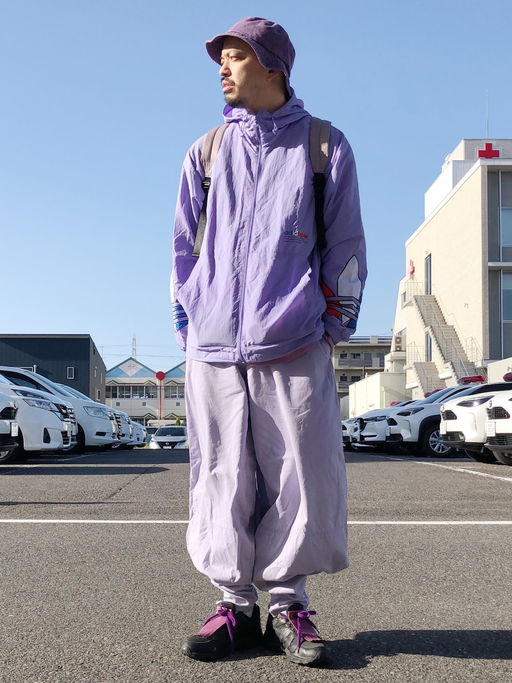 「パープル、パープルコーデ、ラベンダー、オールパープル、ニッカポッカ、ワイドパンツ、ごきげんウィーク、休日スタイル、春夏コーデ」｜「FRUIT OF THE LOOMのFRUIT OF THE LOOM　BUCKET HAT TWILL PIGMENT（ハット、パープル系）」を使った、トヲルさん（メンズ・180cm）の春コーディネートの1枚目の写真