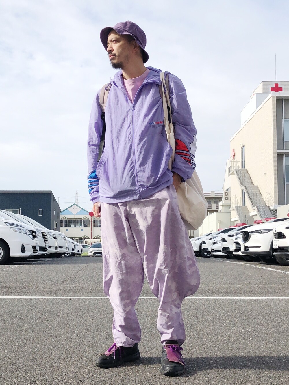 「FUDGEBOYのトラッドスタイル、大人カジュアル、シンプルコーデ、パープル、紫、ニッカポッカ、カラーパンツ」｜「FRUIT OF THE LOOMのFRUIT OF THE LOOM　BUCKET HAT TWILL PIGMENT（ハット、パープル系）」を使った、トヲルさん（メンズ・180cm）の春コーディネートの1枚目の写真