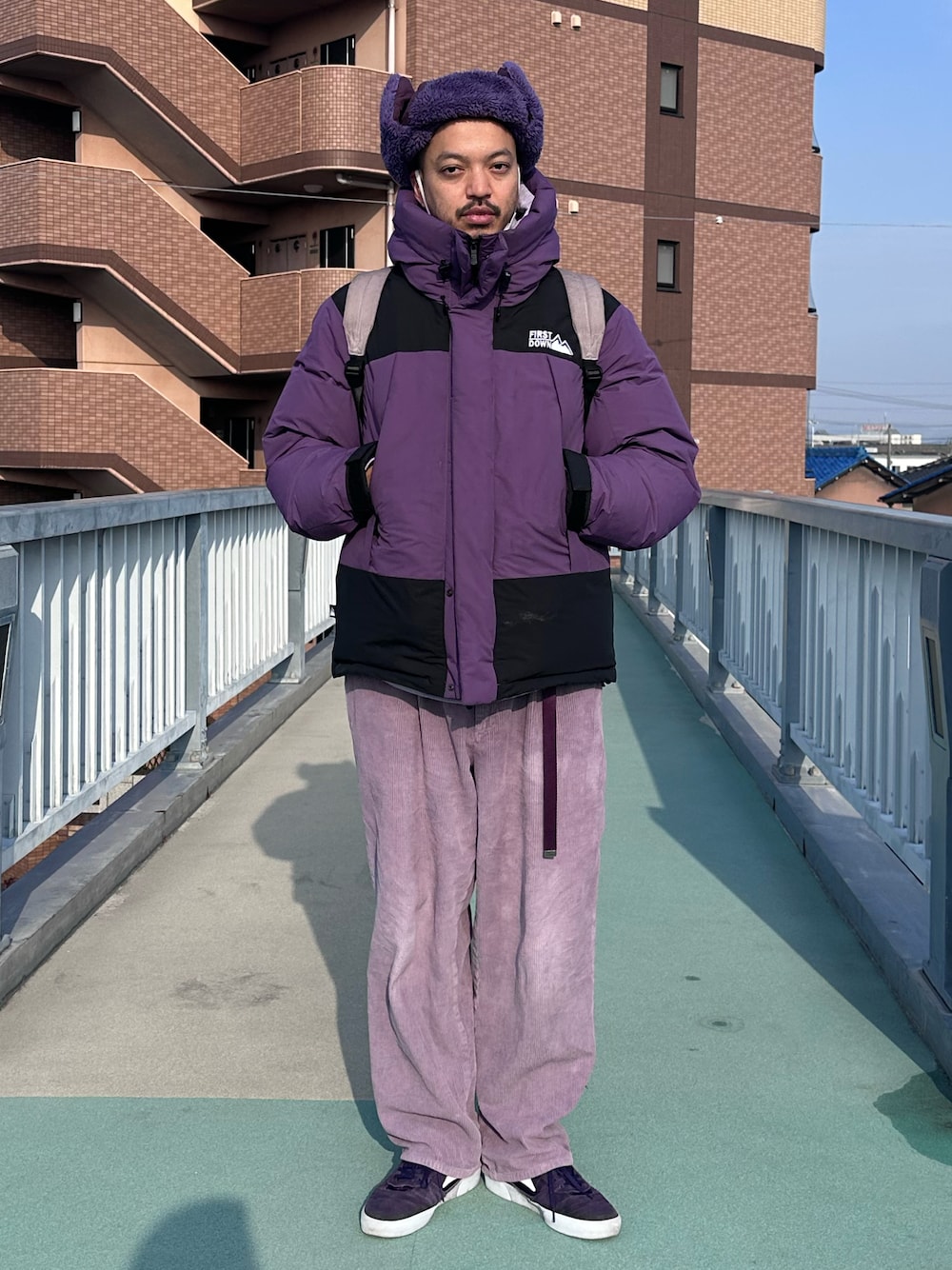 「きれいめカジュアル、冬コーデ、スニーカー、コーデュロイ、ワイドパンツ、ビッグシルエット、ワントーンコーデ、ダウンジャケット、FIRSTDOWN、オールパープル」｜「Johnbullのフリースボンバーハット（ハット、パープル系）」を使った、トヲルさん（メンズ・180cm）の冬コーディネートの1枚目の写真