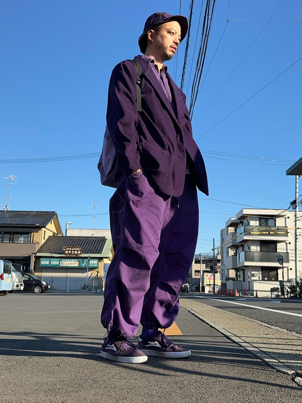 「ファッションを楽しもう、シンプルコーデ、メンズコーデ、カジュアルコーデ、大人カジュアル、ワントーンコーデ、オールパープル、ベロアジャケット、オーバーサイズ」｜「BEAMSのBEAMS / ブリザテック マウンテン ハット（ハット、パープル系）」を使った、トヲルさん（メンズ・180cm）の秋コーディネートの1枚目の写真