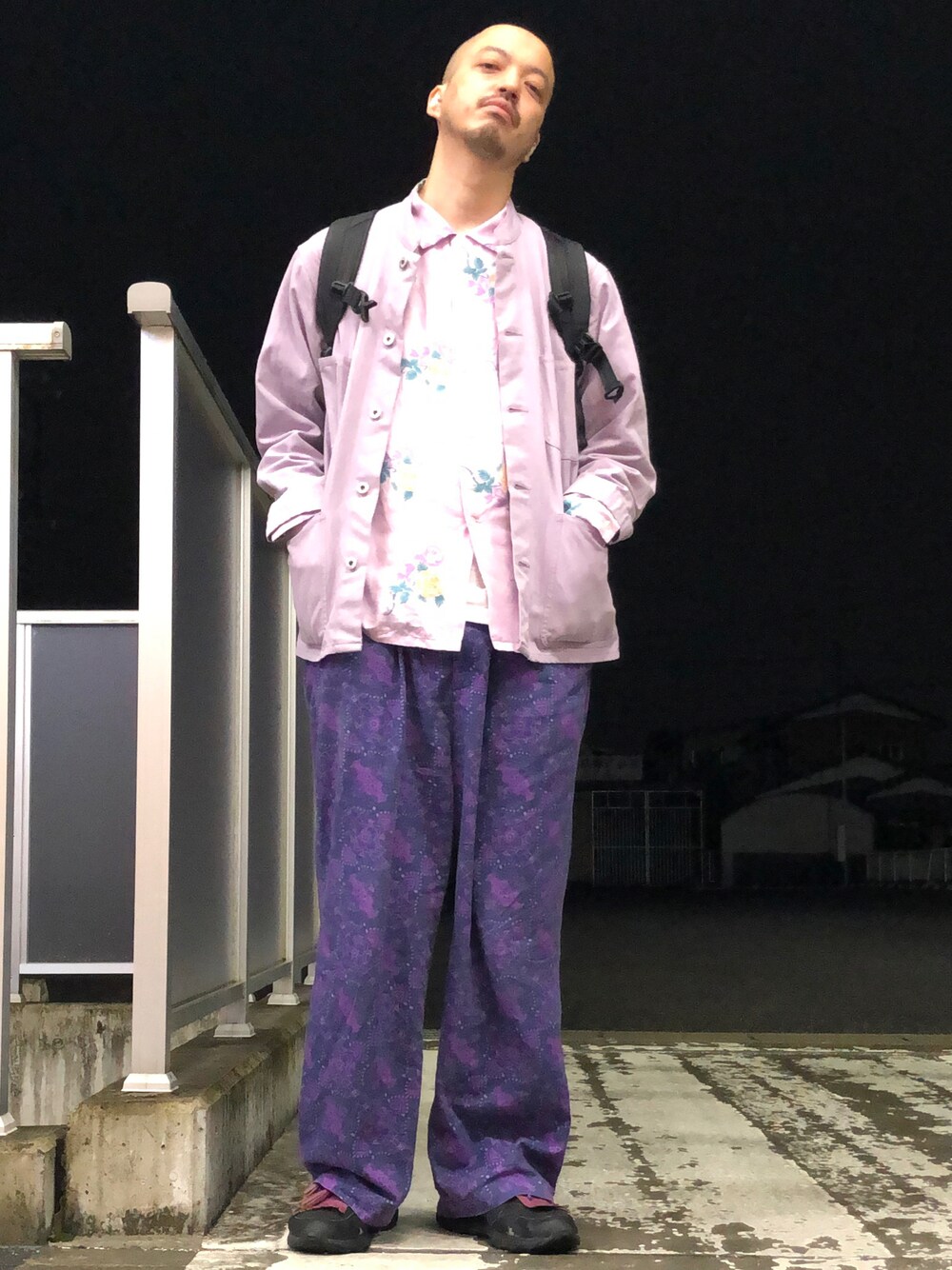 「カジュアル、休日コーデ、リラックススタイル、春コーデ、ワイドパンツ、柄パンツ、ペイズリー」｜「UNIVERSAL OVERALLの【UNIVERSAL OVERALL/ユニバーサルオーバーオール】別注カバーオールジャケット（カバーオール、パープル系）」を使った、トヲルさん（メンズ・180cm）の春コーディネートの1枚目の写真