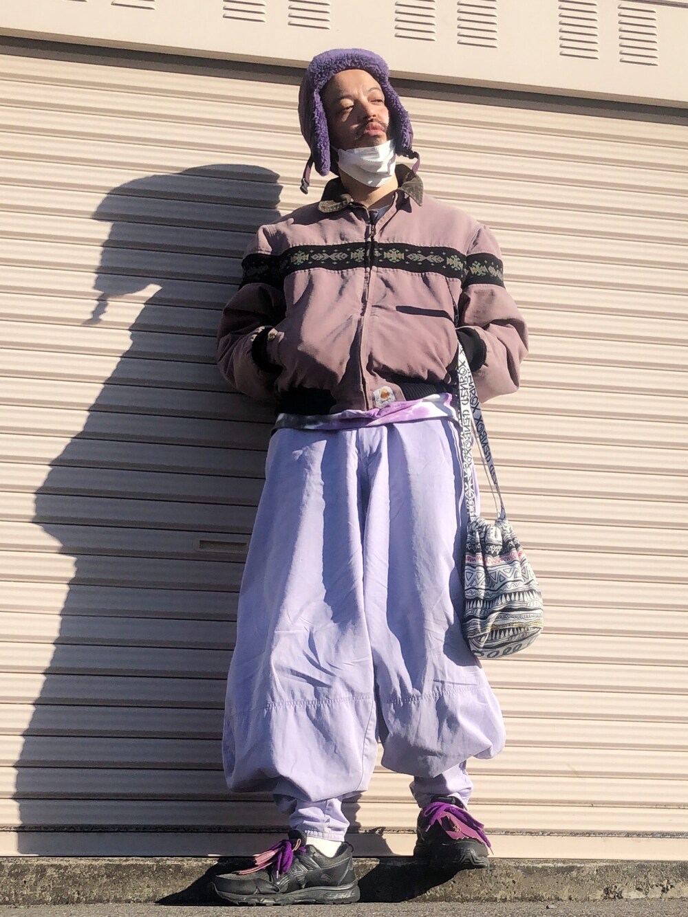 「私の推しブランド、ダックジャケット、carhartt、ニッカポッカ、寅壱、フライトキャップ、ストリート、ワイドパンツ、ダックハンターカモ」｜「Johnbullのフリースボンバーハット（ハット、パープル系）」を使った、トヲルさん（メンズ・180cm）の冬コーディネートの1枚目の写真