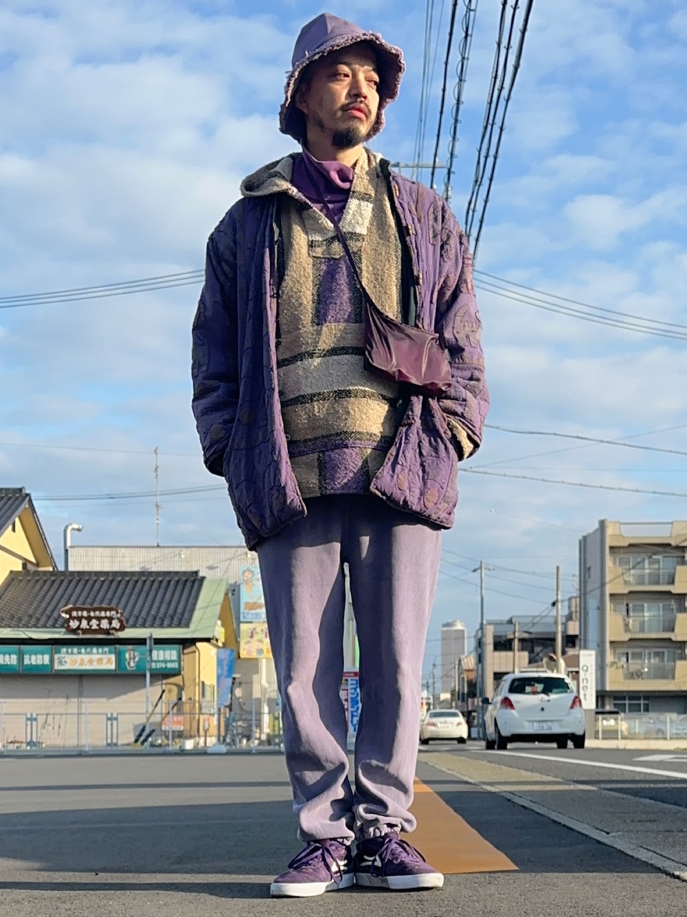 「春服デビュー宣言、春服みてみて、パープル、パープルコーデ、ワントーンコーデ、メキシカンパーカー、スウェット、Champion、民族風、ストリート」｜「PairPairのフリンジバケハ(ユニセックス)（ハット、パープル系）」を使った、トヲルさん（メンズ・180cm）の春コーディネートの1枚目の写真