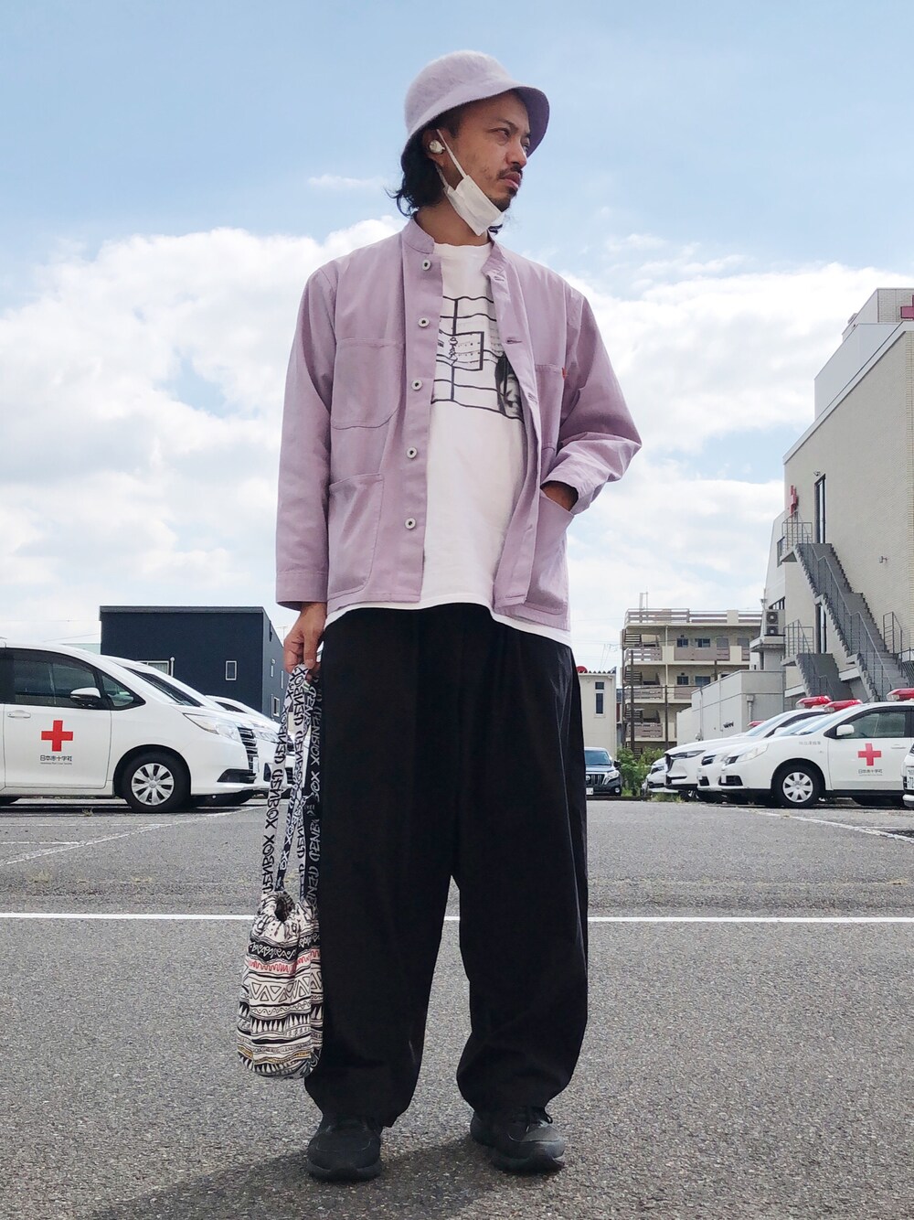 「秋冬コーデ、秋コーデ、my beautiful landlet、ワイドパンツ、ビッグシルエット、大人コーデ、オーバーサイズ、パープルコーデ、パープル」｜「UNIVERSAL OVERALLの【UNIVERSAL OVERALL/ユニバーサルオーバーオール】別注カバーオールジャケット（カバーオール、パープル系）」を使った、トヲルさん（メンズ・180cm）の秋コーディネートの1枚目の写真