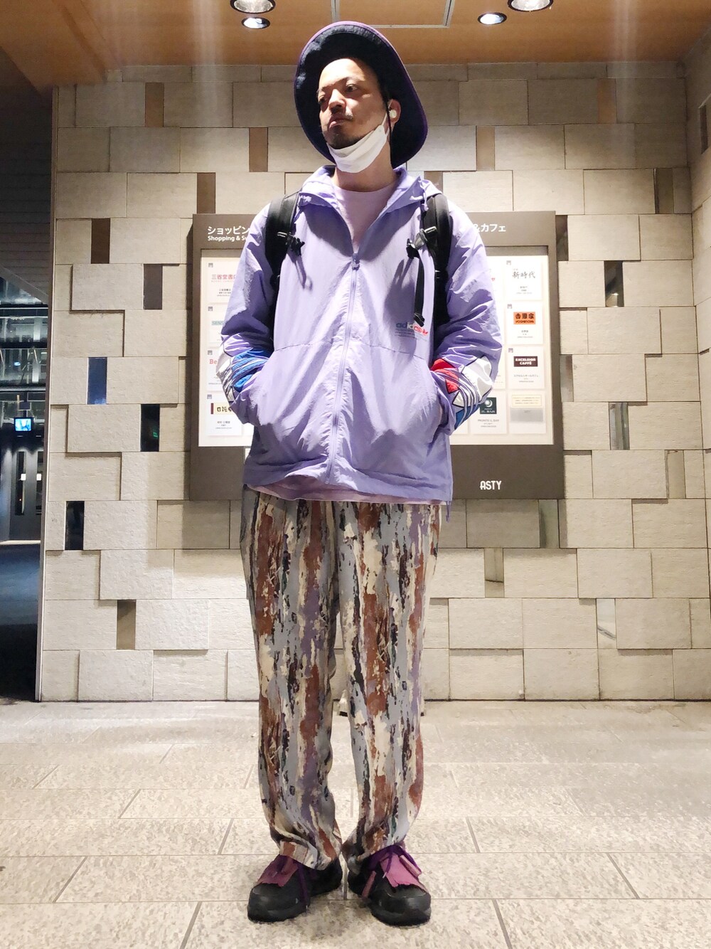 「ビックシルエット、スポーツミックス、パーカー、柄パンツ、BEAMS HEART、春コーデ、スニーカー、はじめましてコーデ」｜「A.M.S.のHIDETRADING PRODUCT / 撥水 ポリエステル アドベンチャーハット / サファリハット / つば広 / UVカット（ハット、パープル系）」を使った、トヲルさん（メンズ・180cm）の春コーディネートの1枚目の写真
