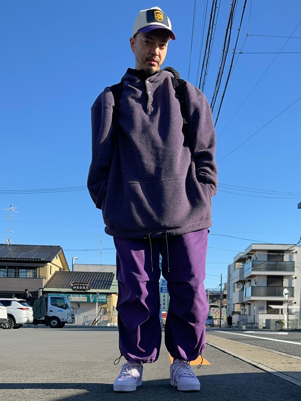 「ups、春服、お洒落さんとつながりたい、メンズファッション、お出かけコーデ、レイヤードスタイル、オールパープル、紫以外捨てました」｜「upsのアイテム（キャップ、パープル系）」を使った、トヲルさん（メンズ・180cm）の春コーディネートの1枚目の写真