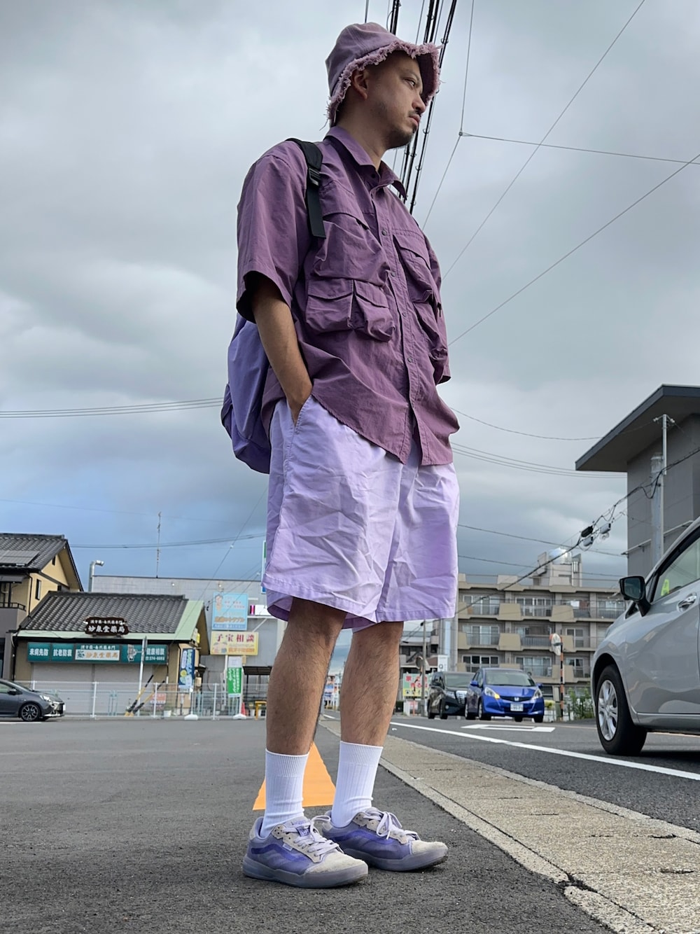 「ハーフパンツ、休日スタイル、夏コーデ、メンズファッション、今日のコーデ、リラックススタイル、白Tシャツ、くつした」｜「PairPairのフリンジバケハ(ユニセックス)（ハット、パープル系）」を使った、トヲルさん（メンズ・180cm）の夏コーディネートの1枚目の写真