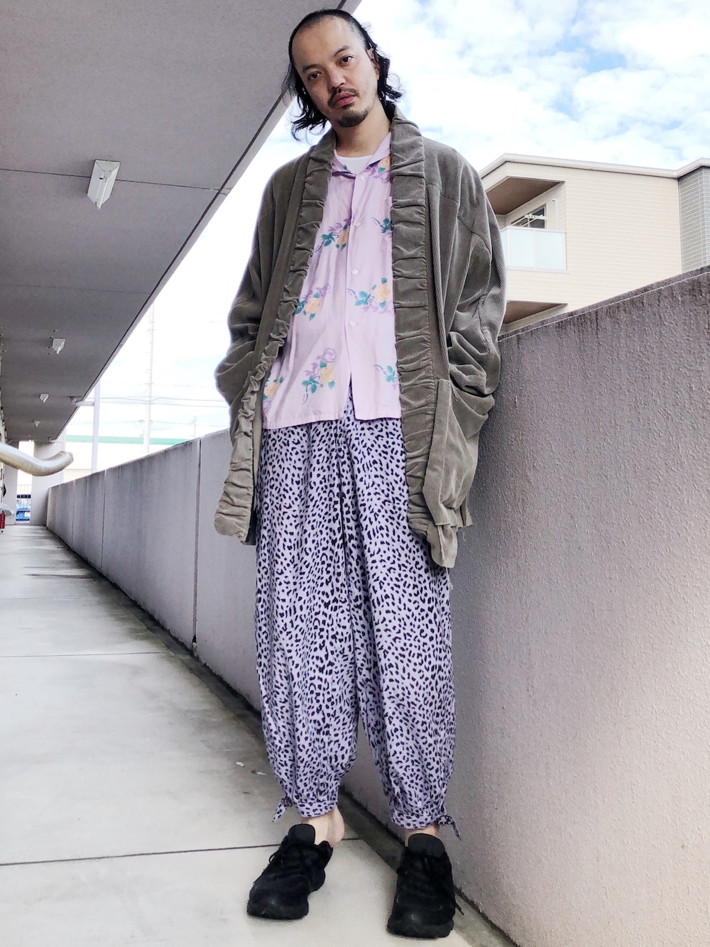 「ガウン、ガウンコート、my beautiful landlet、花柄、パープル、パープルコーデ、紫、ラベンダーカラー、ラベンダー」｜「F-LAGSTUF-Fの【F-LAGSTUF-F】ROSE L/S SHIRTS / 20SS-FS-33（シャツ/ブラウス、パープル系）」を使った、トヲルさん（メンズ・180cm）の秋コーディネートの1枚目の写真