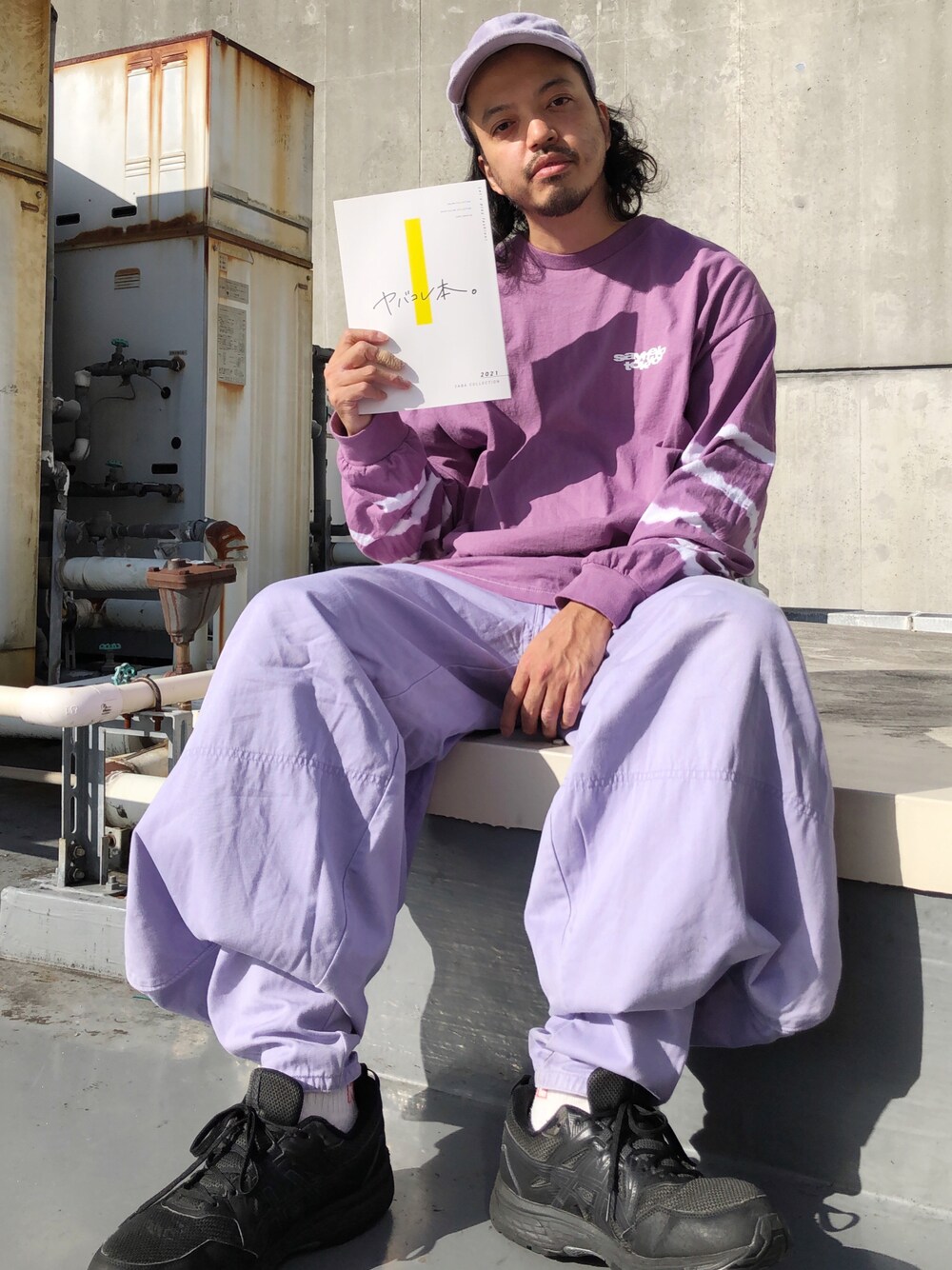 「wearhalloween2021、今日のコーデ、秋、パープル、パープルコーデ、ニッカポッカ、オーバーサイズ、秋コーデ、冬コーデ」｜「THRASHERのTHRASHER/スラッシャー ツイル ベースボールキャップ/6パネルキャップ（キャップ、パープル系）」を使った、トヲルさん（メンズ・180cm）の秋コーディネートの1枚目の写真