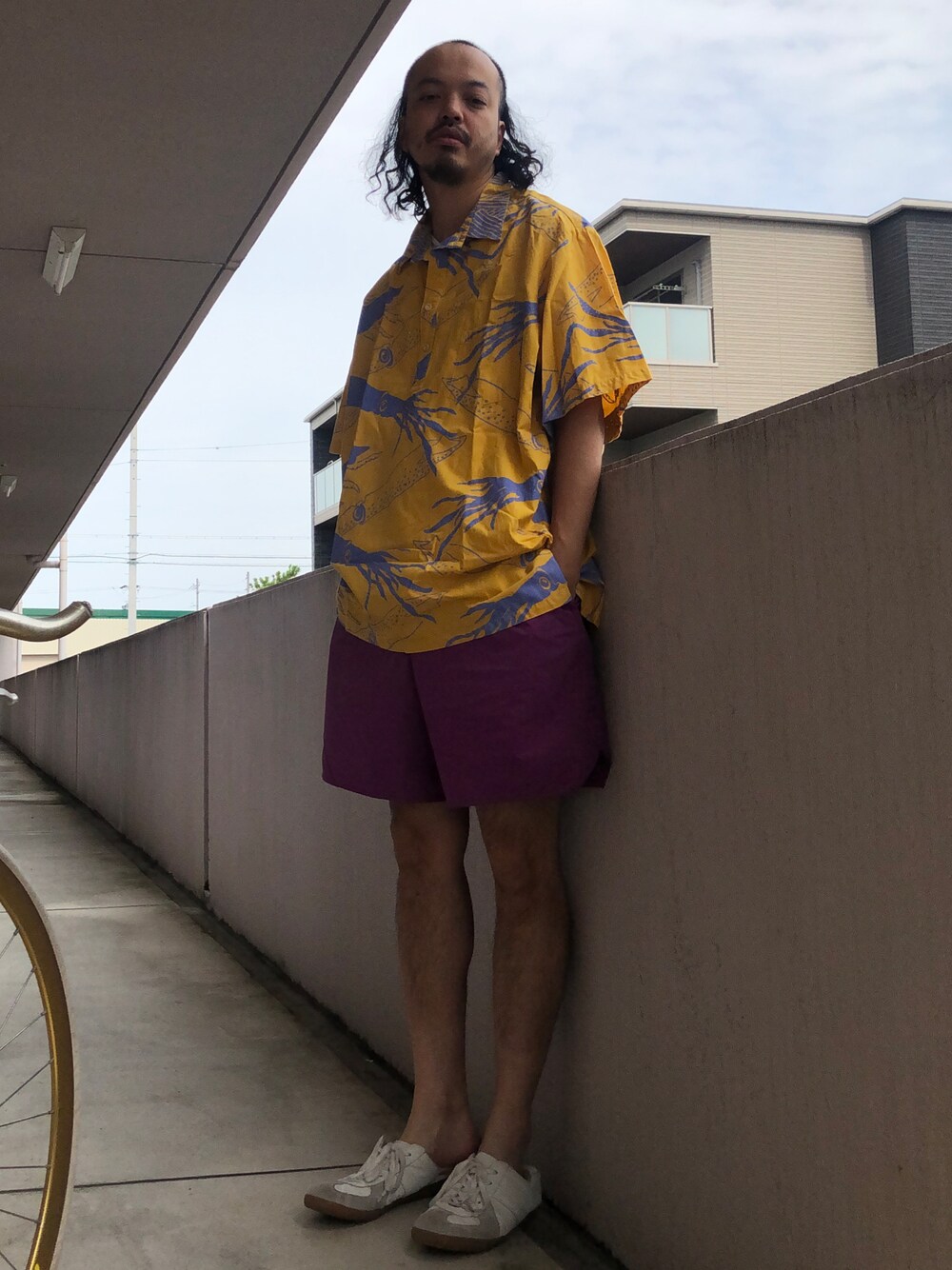 「イカ柄、夏、リラックス、カジュアル、ストリートコーデ、イージーパンツ、ショートパンツ、ワイドパンツ」｜「イカのアイテム（ポロシャツ、イエロー系）」を使った、トヲルさん（メンズ・180cm）の夏コーディネートの1枚目の写真