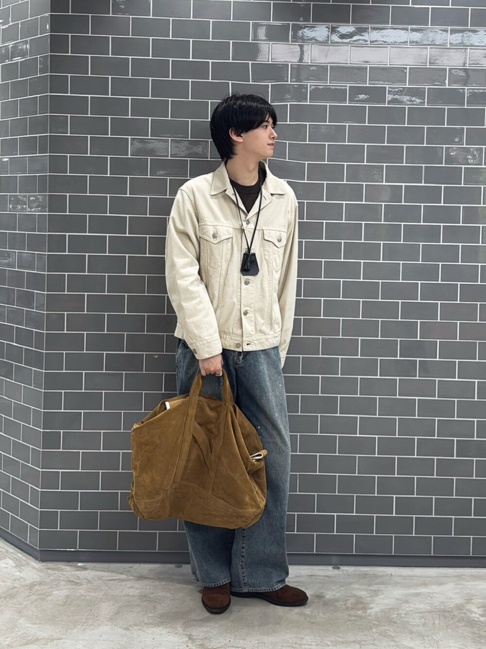 ブルー系のデニムパンツ、ブラウン系のドレスシューズを着用したメンズの秋コーディネートの1枚目の写真
