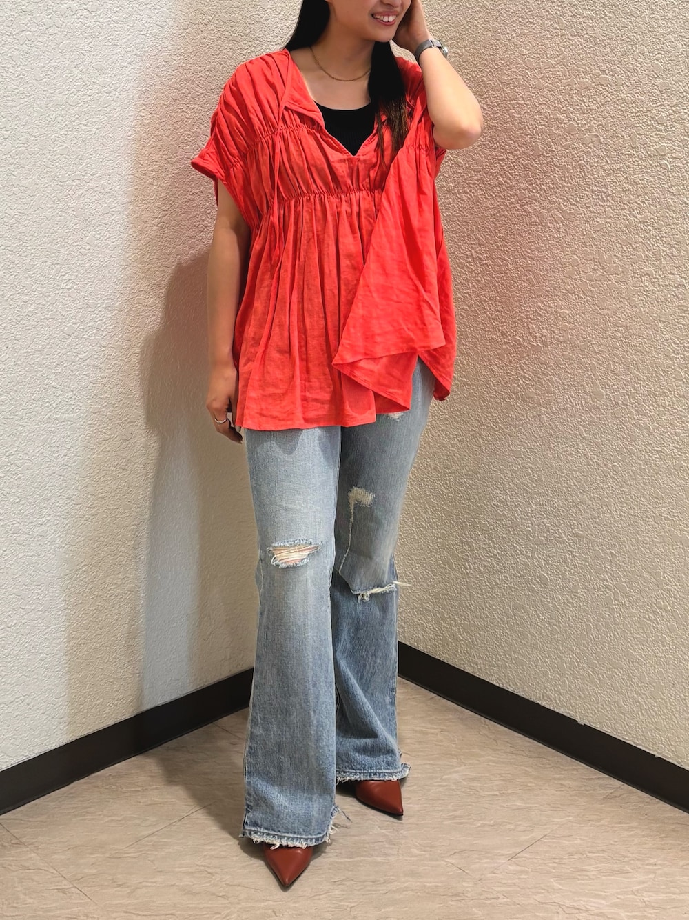 ブルー系のデニムパンツ、レッド系のシャツ/ブラウスを着用したレディースの夏コーディネートの1枚目の写真