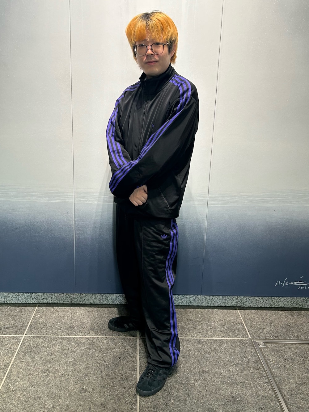 「スニーカー、セットアップ、adidas、ジャージ、アディダス、adidas originals、アディダスオリジナルス、ベッケンバウアー、ガゼル」｜「adidasのトラックジャケット（ジェンダーニュートラル）（ジャージ、ブラック系）」を使った、SJさん（メンズ・162cm）の秋コーディネートの1枚目の写真