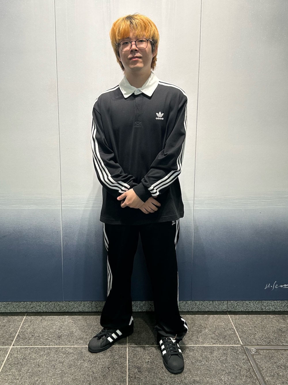 「スニーカー、adidas、ジャージ、アディダス、ポロシャツ、トラックパンツ、adidas originals、アディダスオリジナルス、スーパースター、アディカラー」｜「adidasのアディカラーラグビーポロシャツ（ポロシャツ、ブラック系）」を使った、SJさん（メンズ・162cm）の秋コーディネートの1枚目の写真
