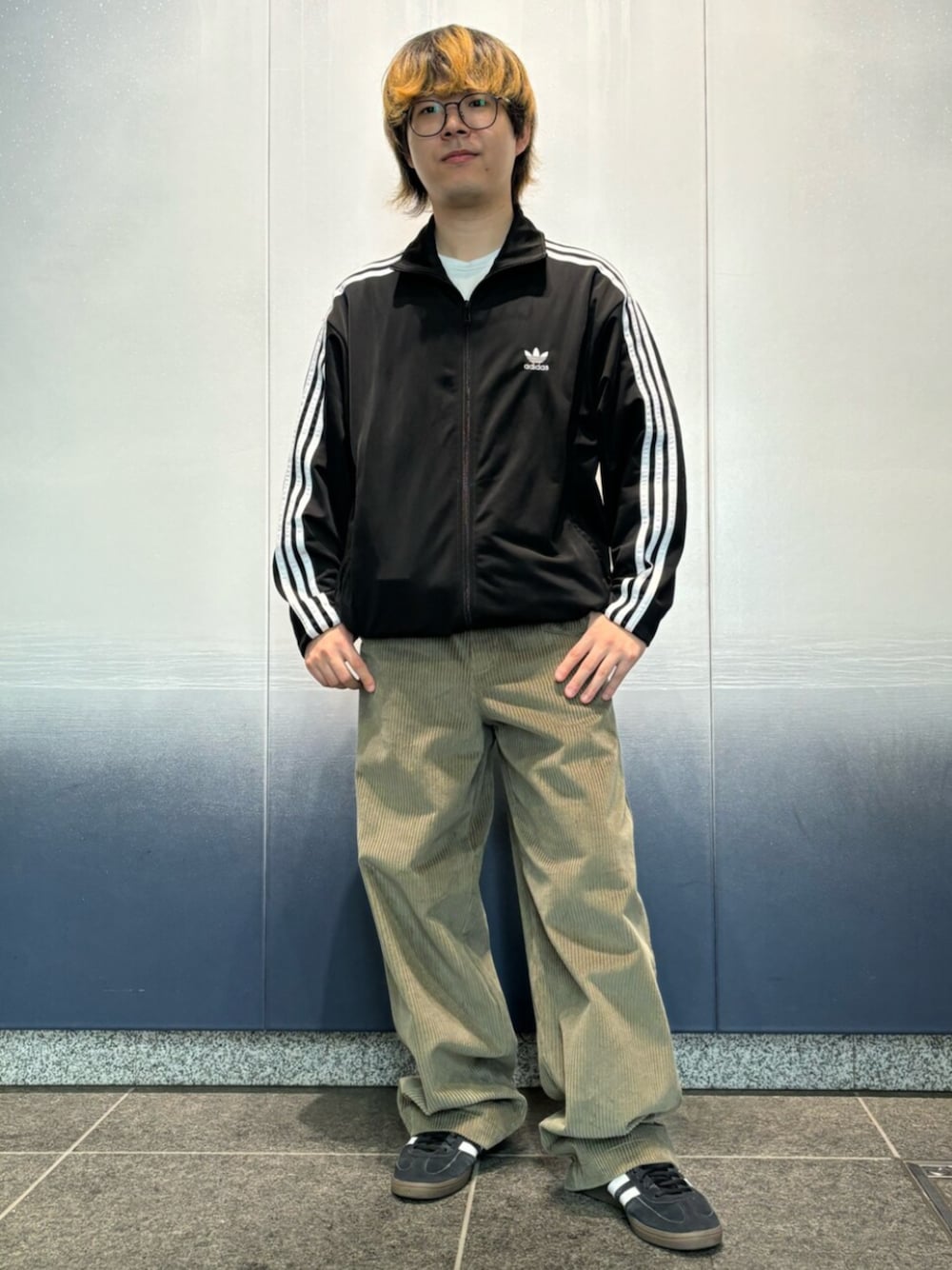 「Adidas、adidas originals、adidas、アディダス、アディダスオリジナルス、アディダス(adidas)、アディダスジャージ、アディダスコーデ、ファイヤーバード、スペツィアル」｜「adidasのハンドボール スペツィアル / Handball Spezial（スニーカー、ブラック系）」を使った、SJさん（メンズ・162cm）の春コーディネートの1枚目の写真