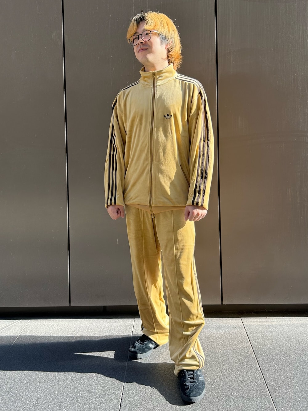 「スニーカー、セットアップ、adidas、ジャージ、アディダス、ベロア、トラックパンツ、adidas originals、トラックジャケット、ガゼル」｜「adidasのベロア トラックジャケット / ジャージ/ アディダスオリジナルス adidas Originals（ジャージ、ベージュ系）」を使った、SJさん（メンズ・162cm）の秋コーディネートの1枚目の写真