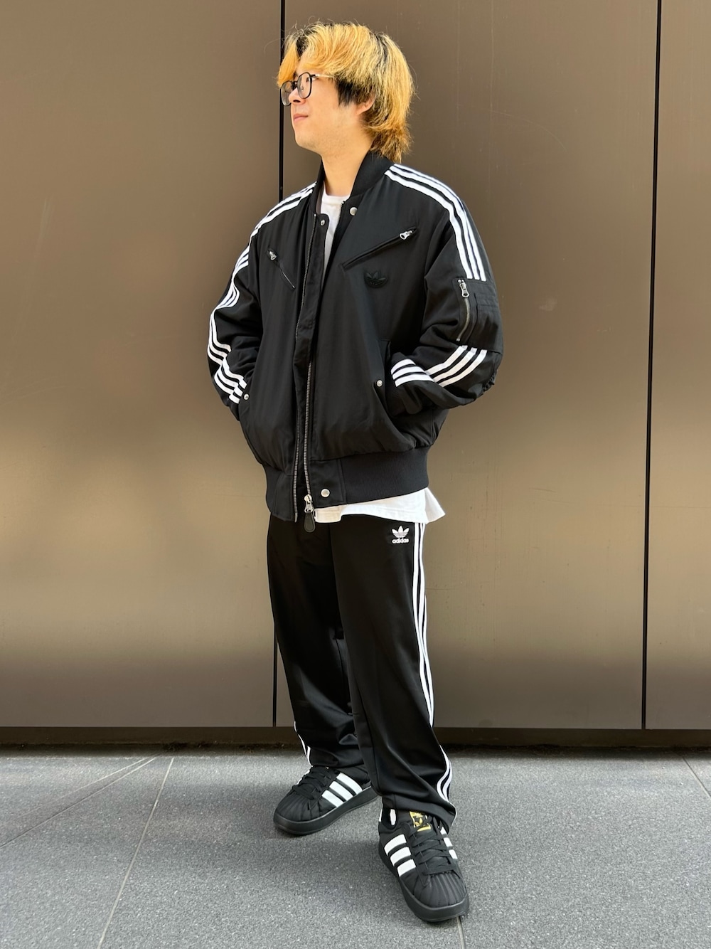 「スニーカー、ジャケット、アウター、adidas、アディダス、トラックパンツ、adidas originals、アディダスオリジナルス、パデッドジャケット、SST ホーム」｜「adidasのジャケット NEW PAD JKT / アディダスオリジナルス adidas Originals（ダウンジャケット/コート、ブラック系）」を使った、SJさん（メンズ・162cm）の秋コーディネートの1枚目の写真