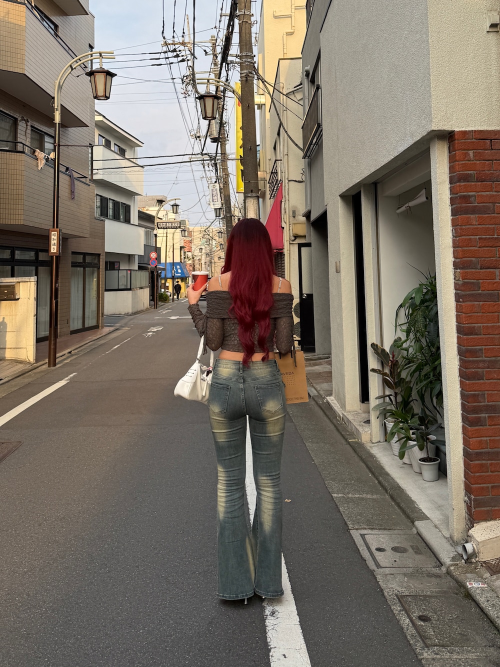 「レース、オフショル、デニム、フレアパンツ、高身長コーデ、骨格ウェーブ、outfit、ootd、シンプルスタイル」｜「EMODAのレースオフショルダートップ（Tシャツ/カットソー、グレー系）」を使った、shiiiho27さん（骨格ウェーブ・レディース・169cm）の春コーディネートの1枚目の写真