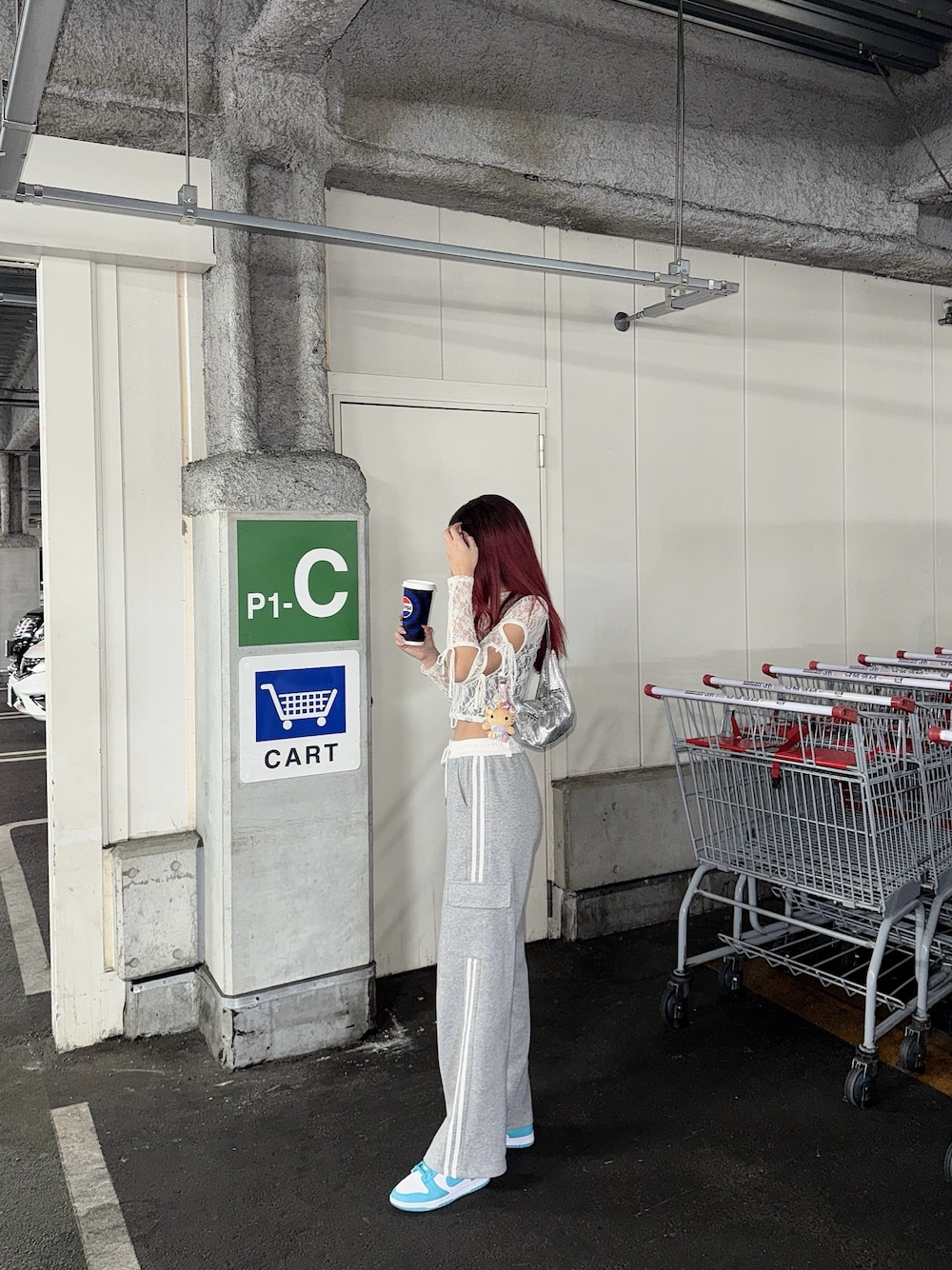 「春めき満開コーデ、春服コーデ、スウェットパンツ、カジュアルガーリー、高身長コーデ、海外系ファッション」｜「ANAPのラインカーゴスウェットワイドパンツ（スウェットパンツ、グレー系）」を使った、shiiiho27さん（骨格ウェーブ・レディース・169cm）の春コーディネートの1枚目の写真
