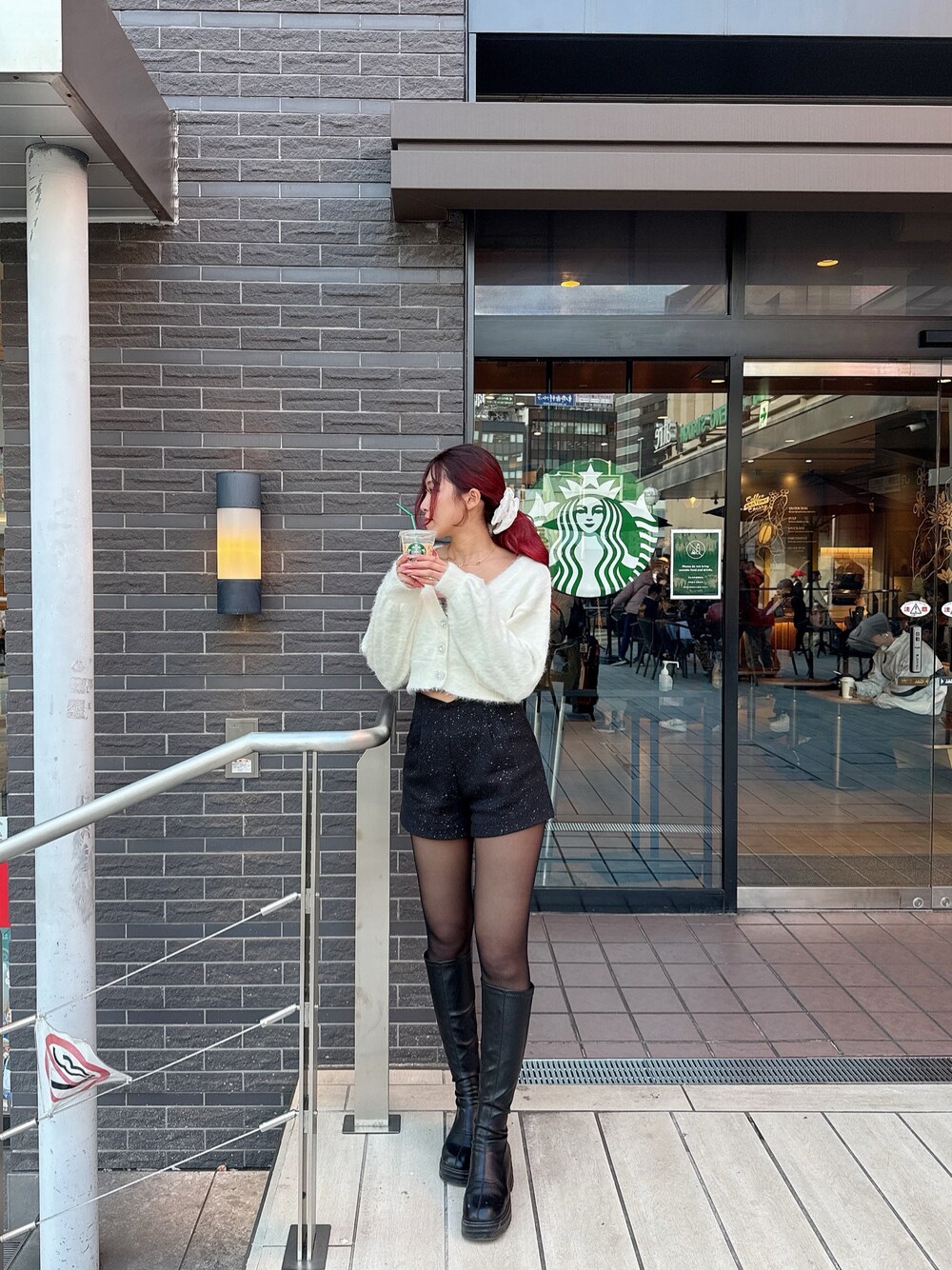 「ラメパンツ、ラメニット、モノトーンコーデ、春めき満開コーデ、春コーデ、ootd、大人ガーリー、骨格ウェーブ、高身長女子」｜「ANAPのラメ入りショートパンツ（その他パンツ、ブラック系）」を使った、shiiiho27さん（骨格ウェーブ・レディース・169cm）の春コーディネートの1枚目の写真