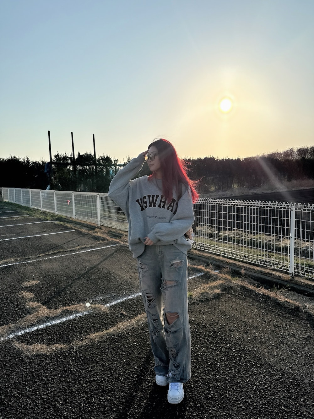 「春コーデ、カジュアルコーデ、海外系ファッション、#スウェット、ダメージデニムパンツ、ワントーンコーデ、高身長コーデ、骨格ウェーブ、ootd、休日スタイル、春めき満開コーデ」｜「ANAPのVSWHATスウェットトップス（スウェット、グレー系）」を使った、shiiiho27さん（骨格ウェーブ・レディース・169cm）の春コーディネートの1枚目の写真
