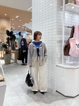 「ブルー」｜「アイテム（スウェットパンツ）」を使った、J  U R  Iさん（レディース・156cm）の秋コーディネート