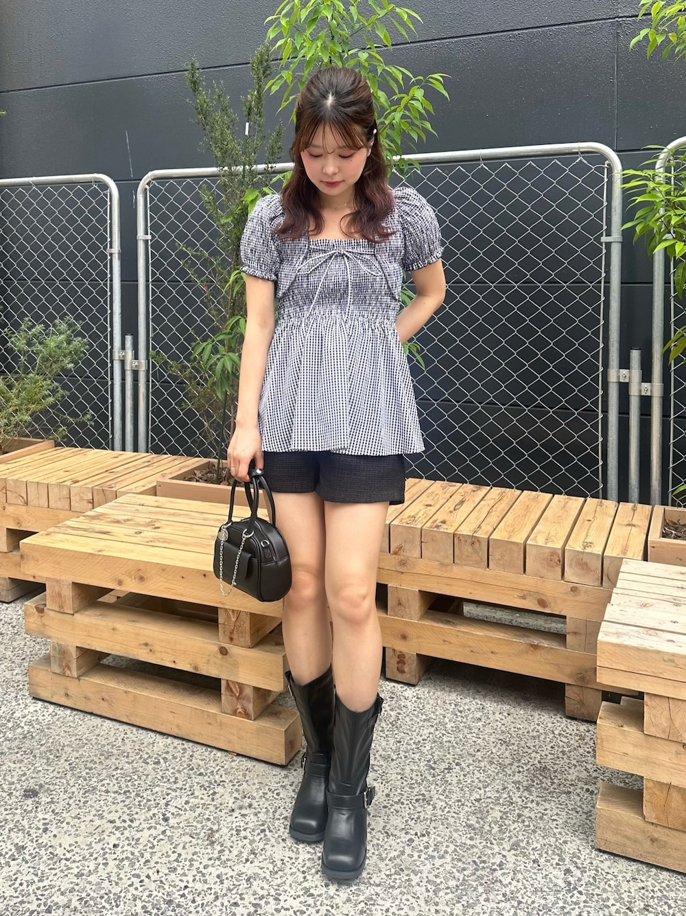 「韓国ファッション、キレイめカジュアル、夏服コーデ、夏ファッション、着回しコーデ、オトナカワイイ、大人ファッション、ブラック、ペプラム、ぺプラムトップス、ぺプラム、チェック、チェック柄、シャツ/ブラウス」｜「Chicoの【セットアップ対応】ツイードショートパンツ（その他パンツ、ブラック系）」を使った、viiivii87さん（レディース・160cm）の夏コーディネートの1枚目の写真